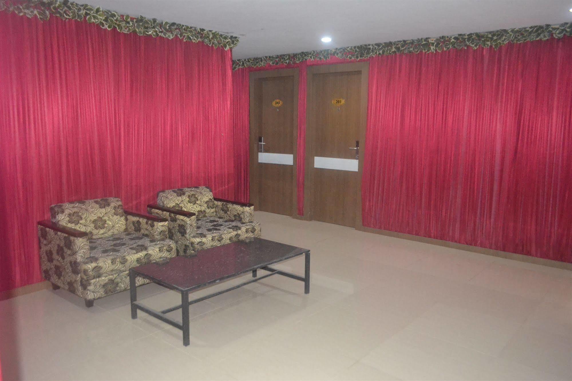 Oyo 2574 Z Suites Hotel Medan Exterior photo